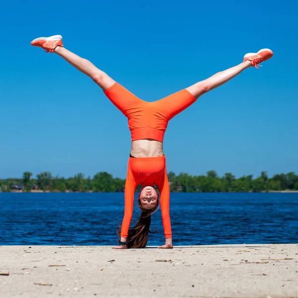 Helkroppsporträtt Ung Atletisk Kvinna Gör Fysiska Övningar Stranden Volga Floden — Stockfoto