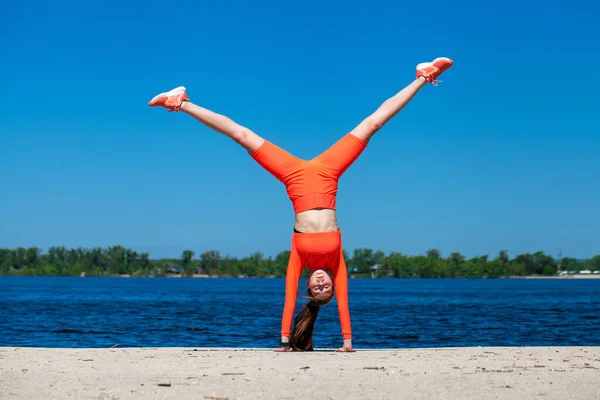 Ung Atletisk Flicka Gör Fysiska Övningar Stranden Volga Floden — Stockfoto