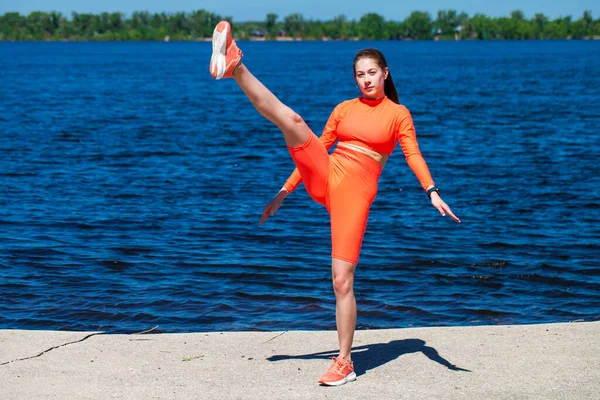 年轻的女运动员在伏尔加河畔进行体育锻炼 — 图库照片