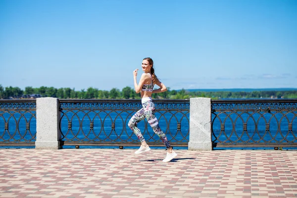 Jovem Menina Bonita Correndo Longo Passeio Verão Quente — Fotografia de Stock
