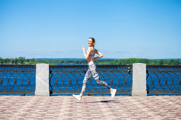 Mladá Krásná Dívka Jogging Podél Promenády Horkém Létě — Stock fotografie