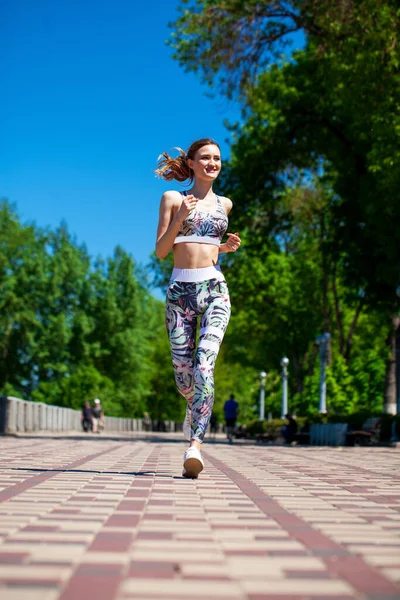Młoda Piękna Dziewczyna Jogging Wzdłuż Promenady Gorące Lato — Zdjęcie stockowe