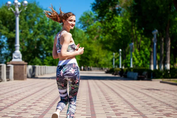 Mladá Krásná Dívka Jogging Podél Promenády Horkém Létě — Stock fotografie