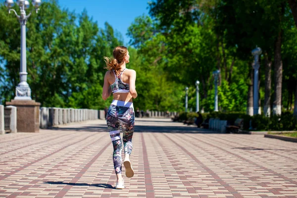 Młoda Piękna Dziewczyna Jogging Wzdłuż Promenady Gorące Lato — Zdjęcie stockowe