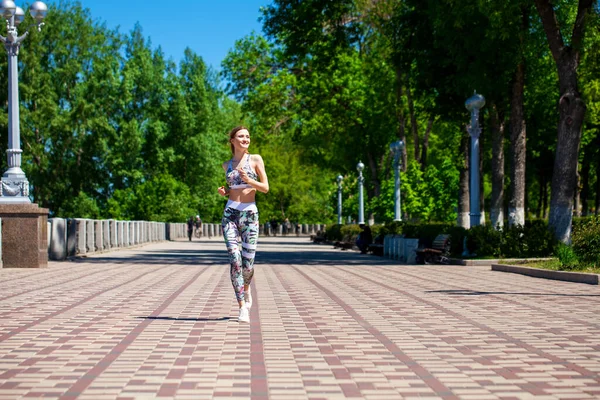 Młoda Piękna Dziewczyna Jogging Wzdłuż Promenady Gorące Lato — Zdjęcie stockowe