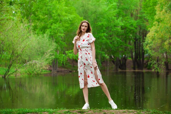 Retrato Cuerpo Completo Una Joven Hermosa Mujer Vestido Blanco Posando —  Fotos de Stock