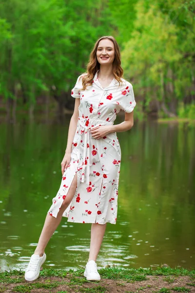 Göl Kenarında Poz Veren Beyaz Elbiseli Güzel Bir Kadının Vücut — Stok fotoğraf