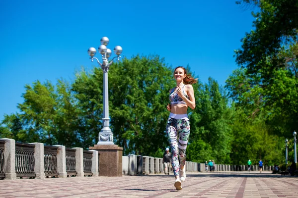 Młoda Piękna Dziewczyna Jogging Wzdłuż Promenady Gorące Lato — Zdjęcie stockowe