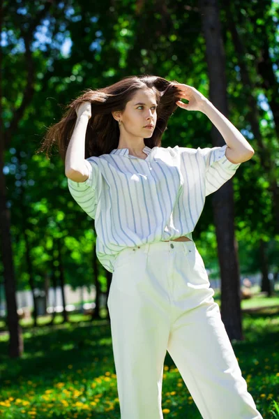 Primer Plano Retrato Una Joven Hermosa Chica Morena Parque Verano — Foto de Stock