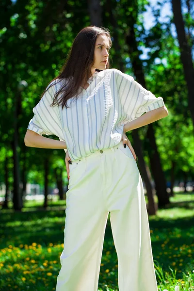 閉じるアップポートレートの若いです美しいですブルネット女の子で夏公園 — ストック写真