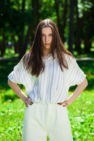 閉じるアップポートレートの若いです美しいですブルネット女の子で夏公園 — ストック写真