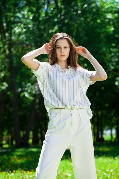 Primer Plano Retrato Una Joven Hermosa Chica Morena Parque Verano — Foto de Stock