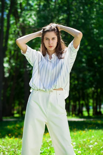 Närbild Porträtt Ung Vacker Brunett Flicka Sommarparken — Stockfoto