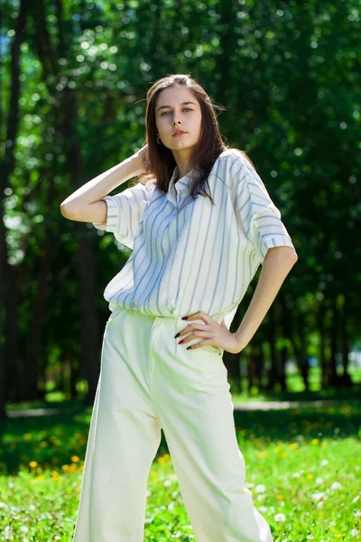 閉じるアップポートレートの若いです美しいですブルネット女の子で夏公園 — ストック写真