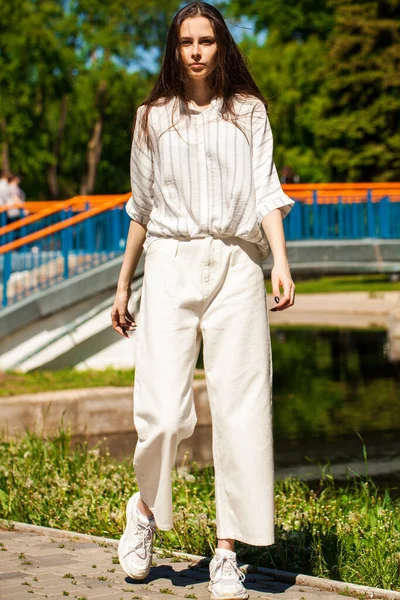 閉じるアップポートレートの若いです美しいですブルネット女の子で夏公園 — ストック写真