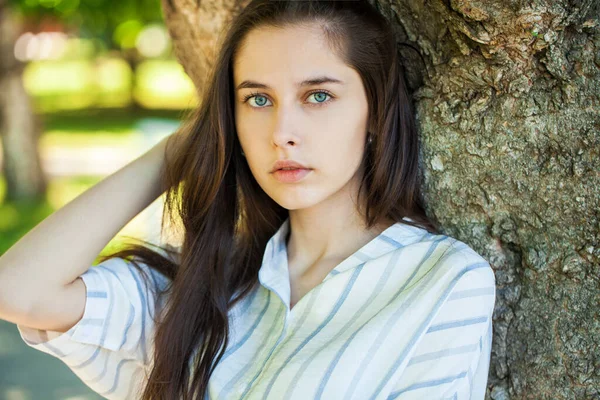 Κοντινό Πορτρέτο Μιας Νεαρής Όμορφης Μελαχρινής Κοπέλας Στο Καλοκαιρινό Πάρκο — Φωτογραφία Αρχείου
