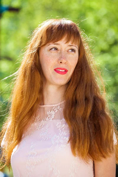 Close Retrato Uma Jovem Bela Mulher Cabelo Vermelho — Fotografia de Stock