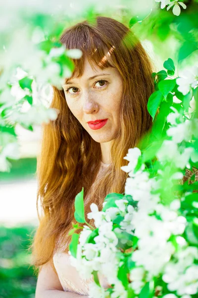 Retrato Una Joven Pelirroja Posando Sobre Telón Fondo Manzano Flor —  Fotos de Stock