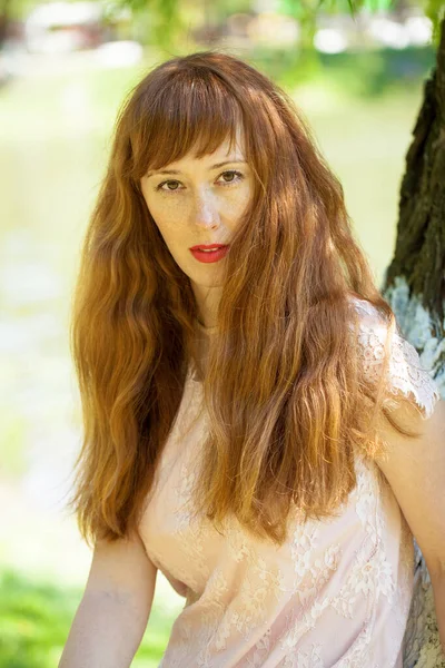 Retrato Uma Jovem Bela Mulher Ruiva Fundo Casca Árvore — Fotografia de Stock