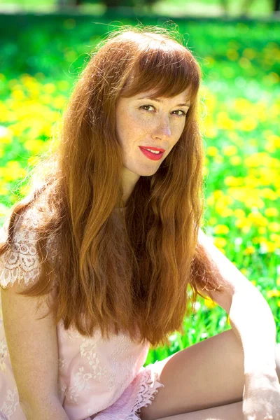 Retrato Uma Jovem Bela Mulher Ruiva Posando Contra Prado Dentes — Fotografia de Stock