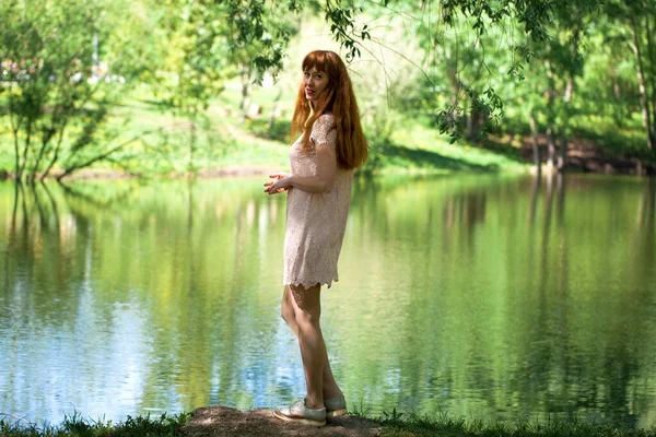 Retrato Cuerpo Completo Una Joven Hermosa Mujer Vestido Blanco Posando — Foto de Stock