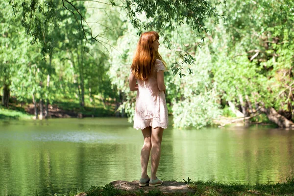 Pełne Ciało Portret Młodej Pięknej Kobiety Białej Sukience Pozowanie Nad — Zdjęcie stockowe