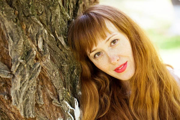 Ağaç Kabuğunun Arkasında Güzel Kızıl Saçlı Bir Kadının Portresi — Stok fotoğraf