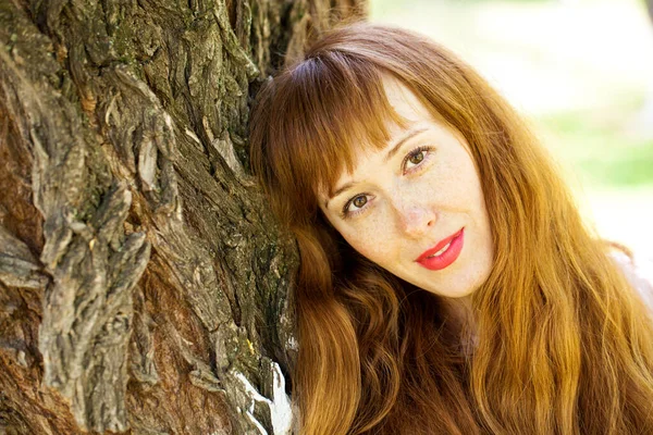 Retrato Una Joven Pelirroja Hermosa Fondo Corteza Del Árbol —  Fotos de Stock