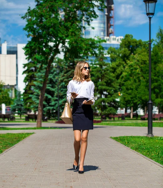 Retrato Una Joven Mujer Negocios Una Blusa Blanca Una Falda — Foto de Stock