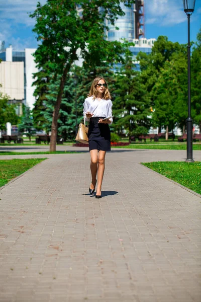 Portret Młodej Biznesmenki Białej Bluzce Czarnej Spódnicy Spaceruje Letnim Parku — Zdjęcie stockowe