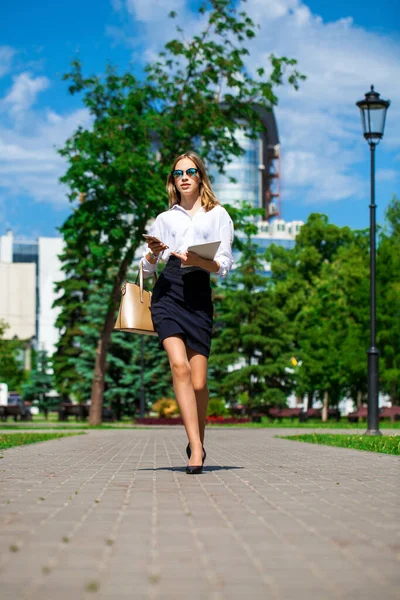 Retrato Una Joven Mujer Negocios Una Blusa Blanca Una Falda — Foto de Stock