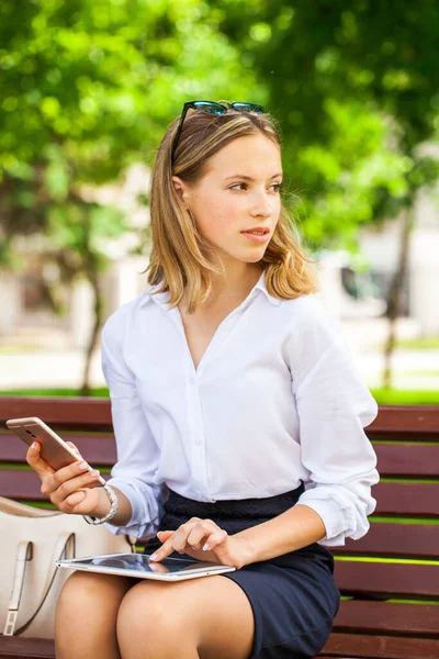 Loira Elegante Menina Negócios Sucesso Camisa Branca Para Tocar Pad — Fotografia de Stock