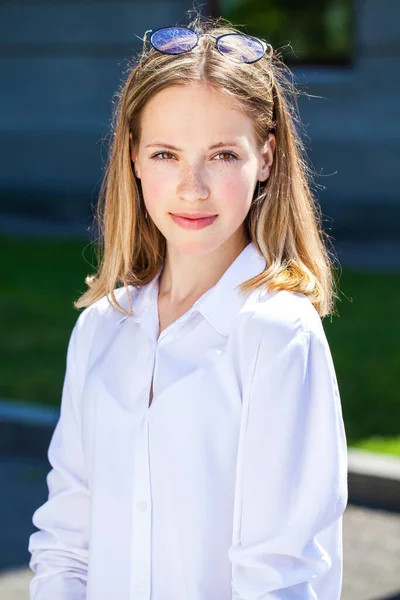 Beyaz Gömlekli Güzel Sarışın Bir Kızın Portresi — Stok fotoğraf