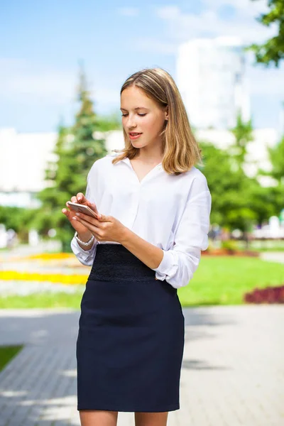 Portrait Une Jeune Assistante Chemisier Blanc Avec Téléphone Dans Ses — Photo