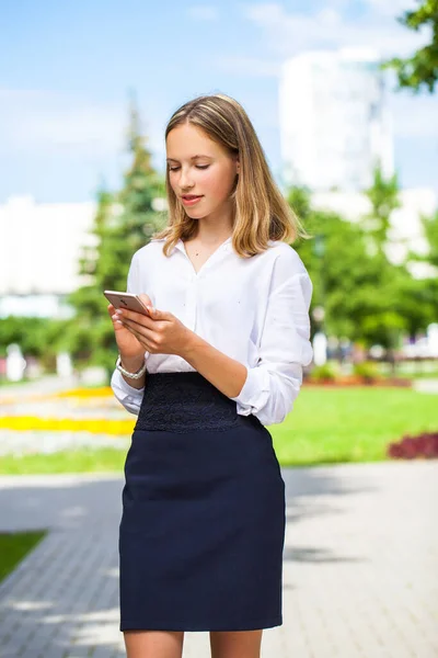 Portrait Une Jeune Assistante Chemisier Blanc Avec Téléphone Dans Ses — Photo