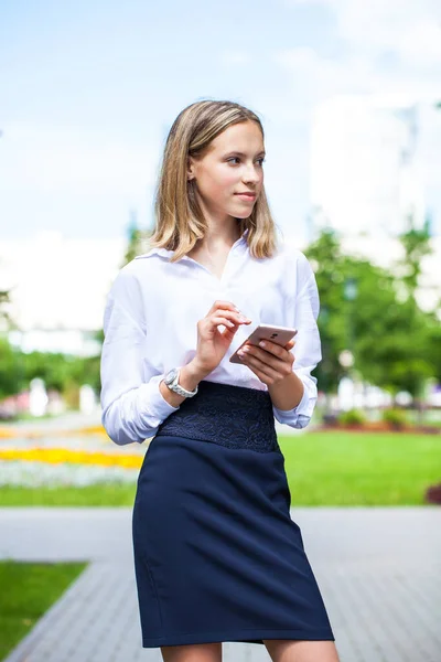 Porträtt Ung Assistent Vit Blus Och Med Telefon Händerna Som — Stockfoto