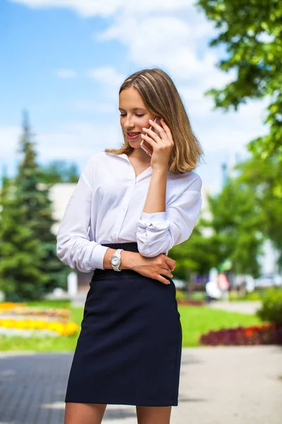 Retrato Jovem Assistente Uma Blusa Branca Telefonando Rua — Fotografia de Stock