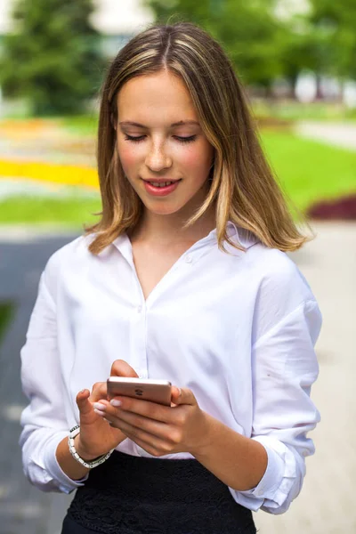 Portrait Young Assistant White Blouse Phone Her Hands Posing Outdoors — Stock Photo, Image