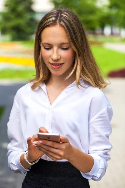 Portrait Une Jeune Assistante Chemisier Blanc Avec Téléphone Dans Ses — Photo