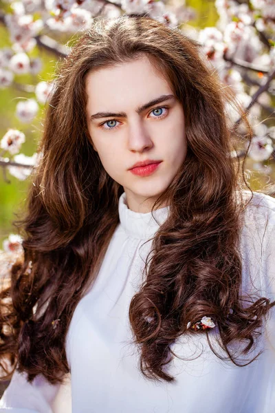 Linda Chica Adolescente Están Posando Jardín Cerca Cerezo Flor Con — Foto de Stock