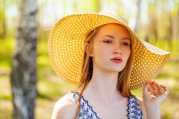 Close Retrato Uma Jovem Mulher Loira Com Chapéu Palha — Fotografia de Stock