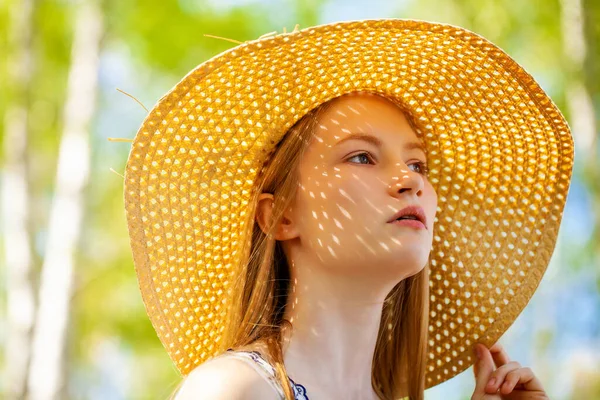 Retrato Cerca Una Joven Rubia Con Sombrero Paja — Foto de Stock