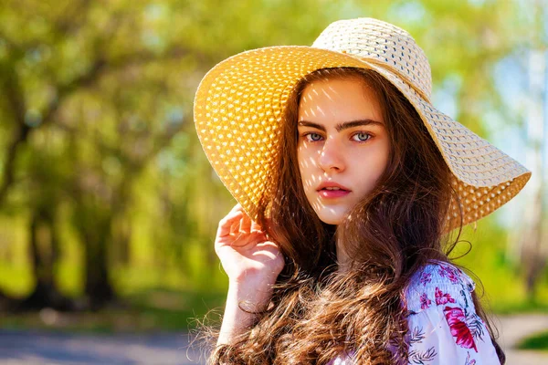 Κοντινό Πορτρέτο Μιας Νεαρής Όμορφης Κοπέλας Ψάθινο Καπέλο — Φωτογραφία Αρχείου