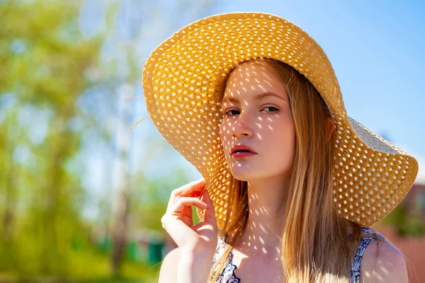 Close Portrait Young Blonde Woman Straw Hat — Stockfoto
