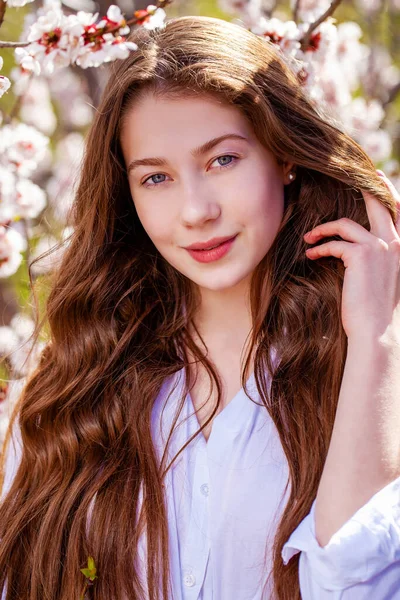 Menina Bonita Adolescente Estão Posando Jardim Perto Árvore Cereja Flor — Fotografia de Stock