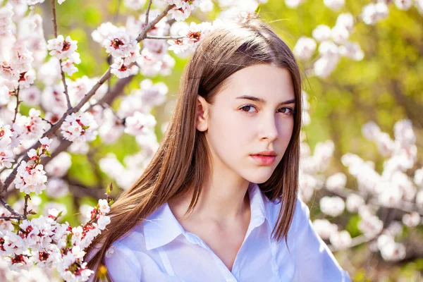 Όμορφη Έφηβη Κοπέλα Ποζάρουν Στον Κήπο Κοντά Στην Ανθισμένη Κερασιά — Φωτογραφία Αρχείου