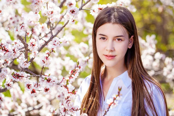 Menina Bonita Adolescente Estão Posando Jardim Perto Árvore Cereja Flor — Fotografia de Stock