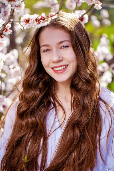 Красивая Девушка Подросток Позирует Саду Возле Цветущей Вишни Белыми Цветами — стоковое фото