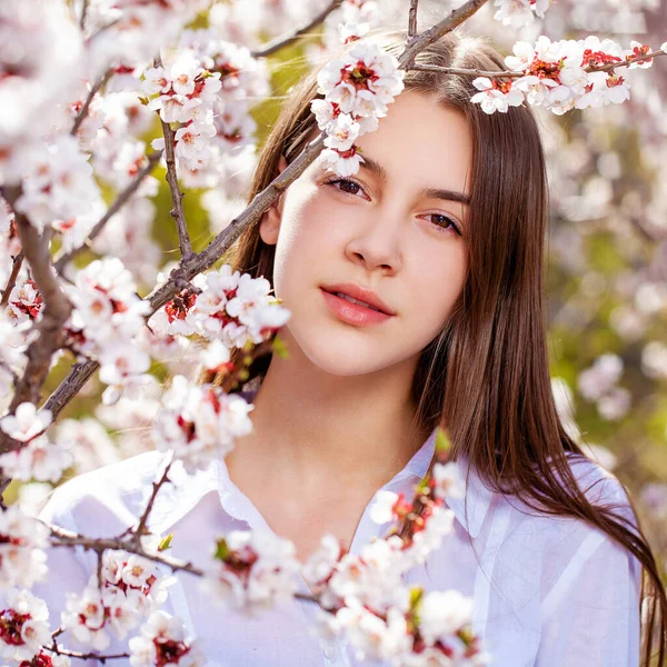 Hezké Teen Dívka Pózují Zahradě Blízkosti Květu Třešeň Bílými Květy — Stock fotografie