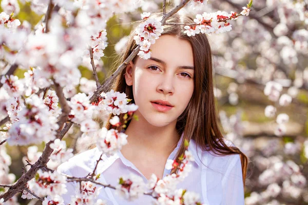 Hübsches Teenie Mädchen Posiert Garten Der Nähe Eines Blühenden Kirschbaums — Stockfoto